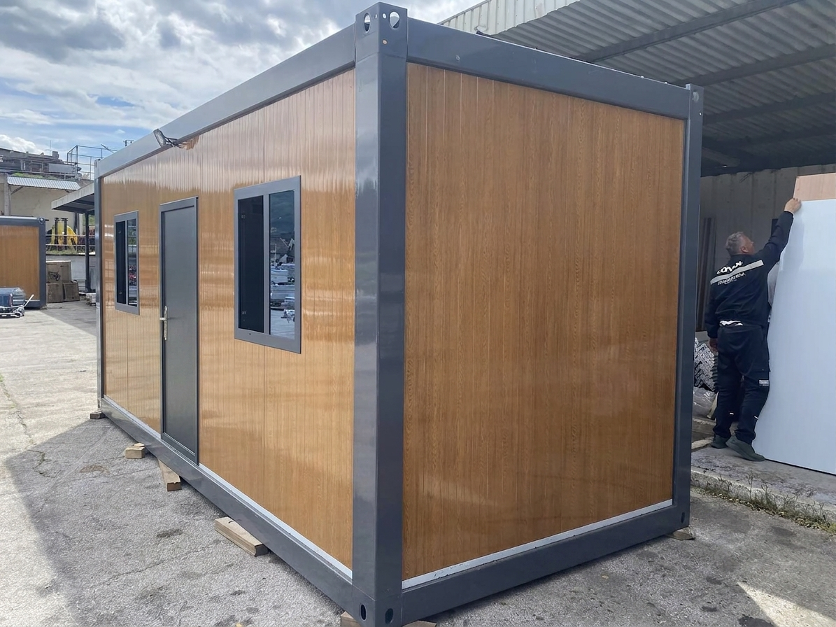 Kontejner 600x240cm Imitacija drveta + WC